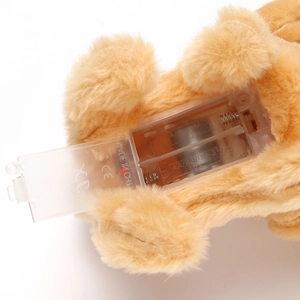Giocattolo cucciolo di peluche con vano batteria aperto per pile AA da 1,5V