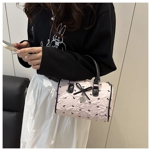 Détails du sac rose balletcore avec texture plissée et breloque en forme de coeur