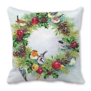 Detail van de aquarel kerstkrans en vogels print op de perzikhuid kussensloop