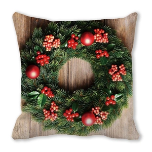 Detail van kerstkransprint op perzikhuidstof met rode bessen en rustieke houtstructuur