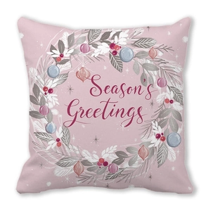 Detail van roze kussensloop met kerstkrans en Season's Greetings tekstbedrukking