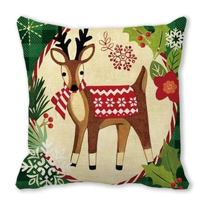 Detail van kerstkussenhoes met rendierillustratie en hulstdecoratie op zachte perzikhuidstof