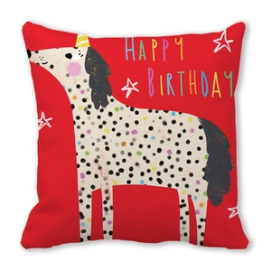 Detail van de rode verjaardagskussensloop met cartoon dier en happy birthday print