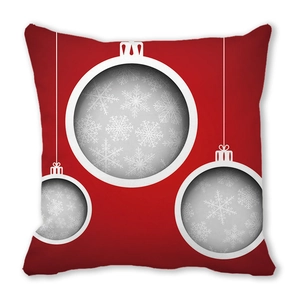 Detalle de funda de cojín navideña roja con tres adornos de copos de nieve blancos