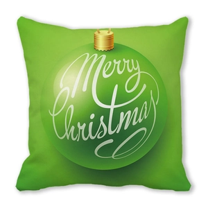 Detalle de funda de cojín navideño verde con estampado Merry Christmas y decoración