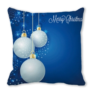 Detalle de funda de almohada navideña azul con adornos blancos y texto festivo