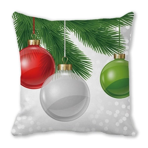 Detalle de funda de cojín navideño con adornos festivos sobre tela de piel de melocotón blanca
