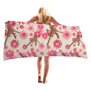 Serviette de plage épaisse à motif floral de marguerites roses tenue par un modèle