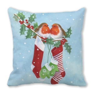 Gros plan sur la housse de coussin douce avec motifs festifs de rouges-gorges et de houx