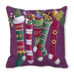 Détail des imprimés de chaussettes de Noël sur housse de coussin violette