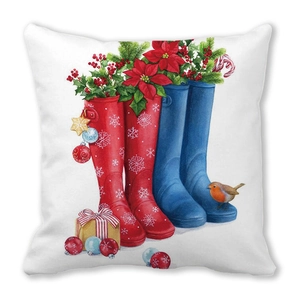 Détail de la taie d'oreiller en peau de pêche avec bottes de Noël et baies rouges