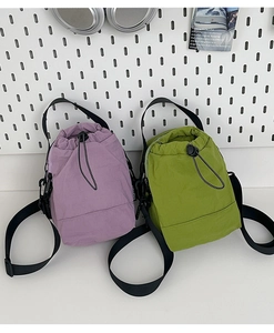 Detalle de bolsos bandolera ligeros de nailon con cordón en color púrpura y verde moderno