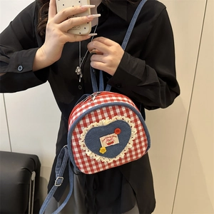 Mini sac à dos à carreaux rouges avec poche cœur en denim et patch cerise pour l'été
