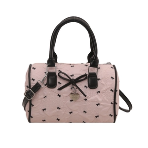 Sac Boston rose en seersucker avec nœuds noirs et pendentif en forme de cœur