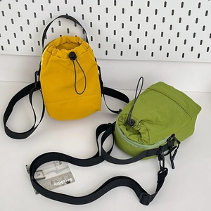 Bolso bandolera ligero de nailon con cordón para viajes y camping en amarillo y verde