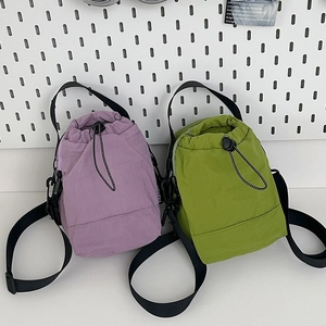 Bolsos bandolera ligeros de nailon en morado y verde con correas ajustables