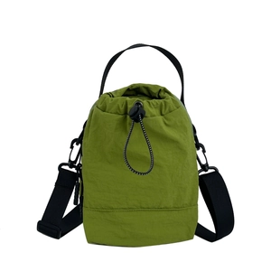 Bolso bandolera ligero de nailon verde hierba con cordón para senderismo y viajes diarios
