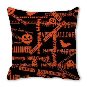 Detail eines Halloween Kissenbezugs mit orangem Kürbis und Fledermaus Druckmustern