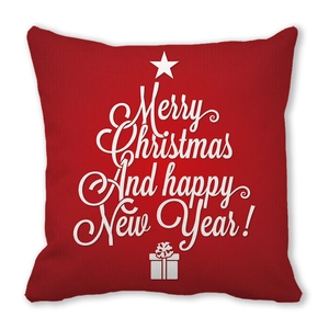 Detailaufnahme von rotem Kissenbezug mit weißem Merry Christmas Schriftzug Textur