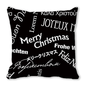 Detailaufnahme der Weihnachtskissenhülle mit mehrsprachigem Text wie Joyeux Noel und mehr