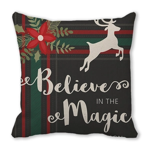 Detalle del estampado Believe in the Magic en funda de cojín navideño de ciervo