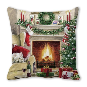 Detail eines Kissenbezugs mit Kamin, Weihnachtsbaum und Hund für festliches Ambiente