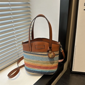 Sac seau tissé à rayures arc-en-ciel avec bordure en cuir et breloque chat dorée