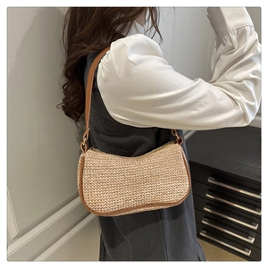 Borsa sottobraccio classica in paglia intrecciata con finiture e tracolla in ecopelle