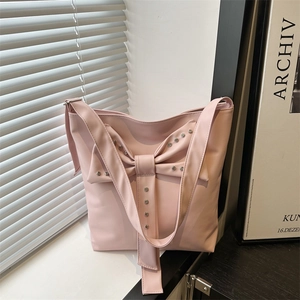 Sac à Épaule Tendance pour Femme Avec Nœud et Rivets Grande Capacité en Cuir PU Sac Sous les Aisselles Doux pour le Quotidien
