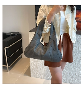 Details der dunkelgrauen Mondsichel-Schultertasche mit Plissee-Kunstleder und Ziernähten