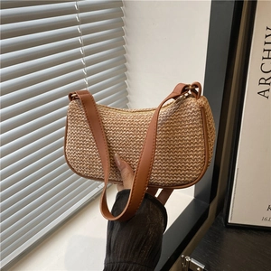 Borsa hobo estiva in paglia intrecciata con tracolla marrone e forma a mezzaluna