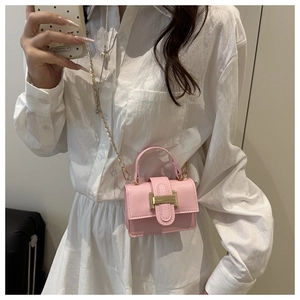Détail du mini sac carré rose avec bandoulière chaîne dorée et boucle métallique