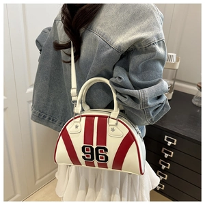 Détail du sac bowling rayé rouge et blanc avec écusson 96 et détails d'étoiles