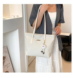 Sac fourre-tout tissé blanc avec bandoulière et charmante poupée en peluche