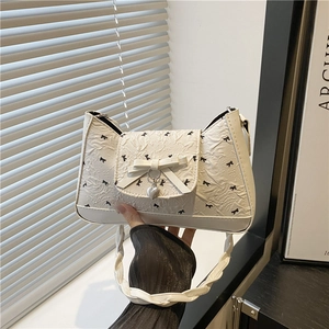 Sac sous le bras blanc en forme de croissant avec plis, nœuds et pendentif cœur