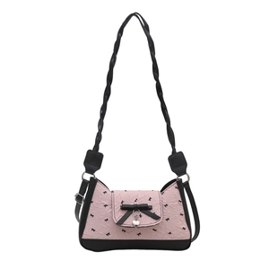Sac sous le bras croissant rose et noir avec imprimé nœud et pendentif cœur