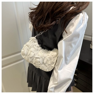 Detailansicht der weißen Schultertasche mit 3D-Rosenblüten aus Organza für Damen