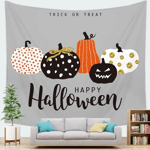 Tapiz de Halloween con calabazas y texto Trick or Treat colgado sobre un sofá