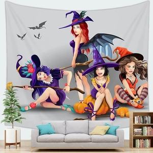 Detalle de tapiz de Halloween con brujas de dibujos colgado sobre un sofá en la sala de estar