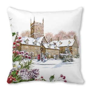 Détail de la housse de coussin de Noël avec village sous la neige et baies de houx