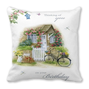 Détail de la housse de coussin blanche avec imprimé aquarelle de maison de campagne