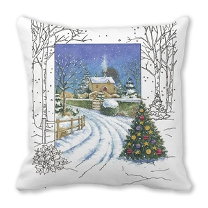 Détail de la taie d'oreiller de Noël avec cabane enneigée et sapin peint à la main