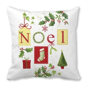Détail d'une taie d'oreiller de Noël avec texte Noel et motifs festifs imprimés