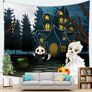 Detail van Halloween wandtapijt met spook en kasteel boven een bank in een woonkamer