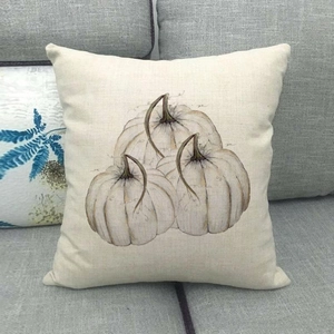 Fodera per cuscino in lino con zucca bianca su divano, decorazione autunnale rustica