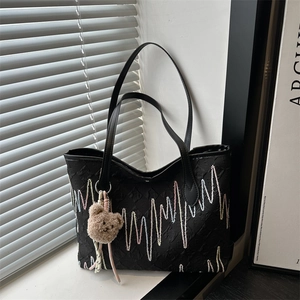 Sac Fourre-Tout à Grande Capacité pour Femmes Avec Broderie de Vagues et Pendentif en Peluche Sac à l'Épaule Décontracté