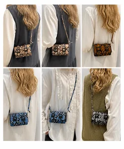 Vues détaillées de divers mini sacs bandoulière colorés avec motif peau de serpent