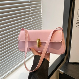 Elegante borsa a tracolla rettangolare rosa con fibbia dorata e cinturino in pelle