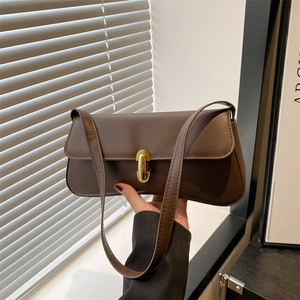 Borsa baguette classica in pelle marrone scuro con fibbia dorata e tracolla minimalista