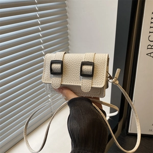 Mini borsa a tracolla bianco crema minimalista con trama litchi e fibbie nere